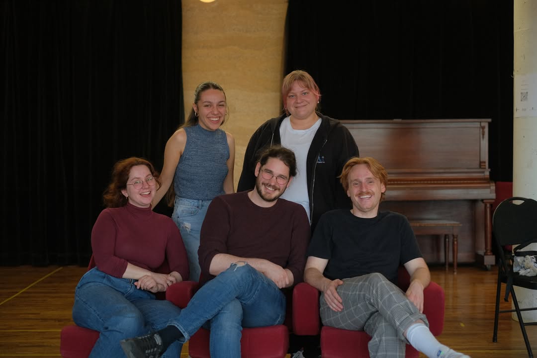 JOUR DE PREMIÈRE Aujourd’hui, Toutefois se dévoile un peu plus. Une compagnie…